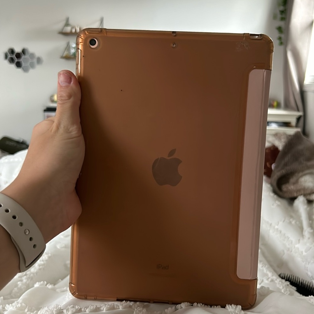 Basically new 7th generation IPAD. Rose gold WITH BOX!!!